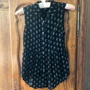 Sleeveless button-down top size small. Crosses